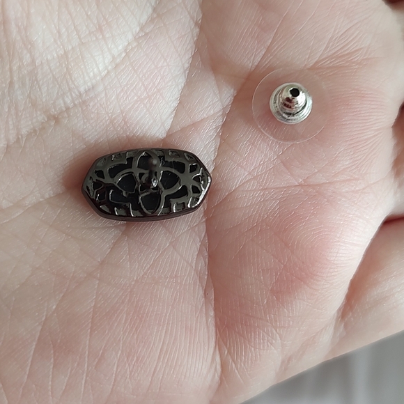 2/$10 Kendra Scott Single earrings - Picture 3 of 4